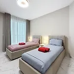 Brand New Luxury 3-bedroom In סליאמה