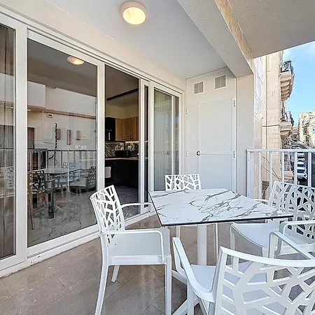 Brand New Luxury 3-bedroom In סליאמה